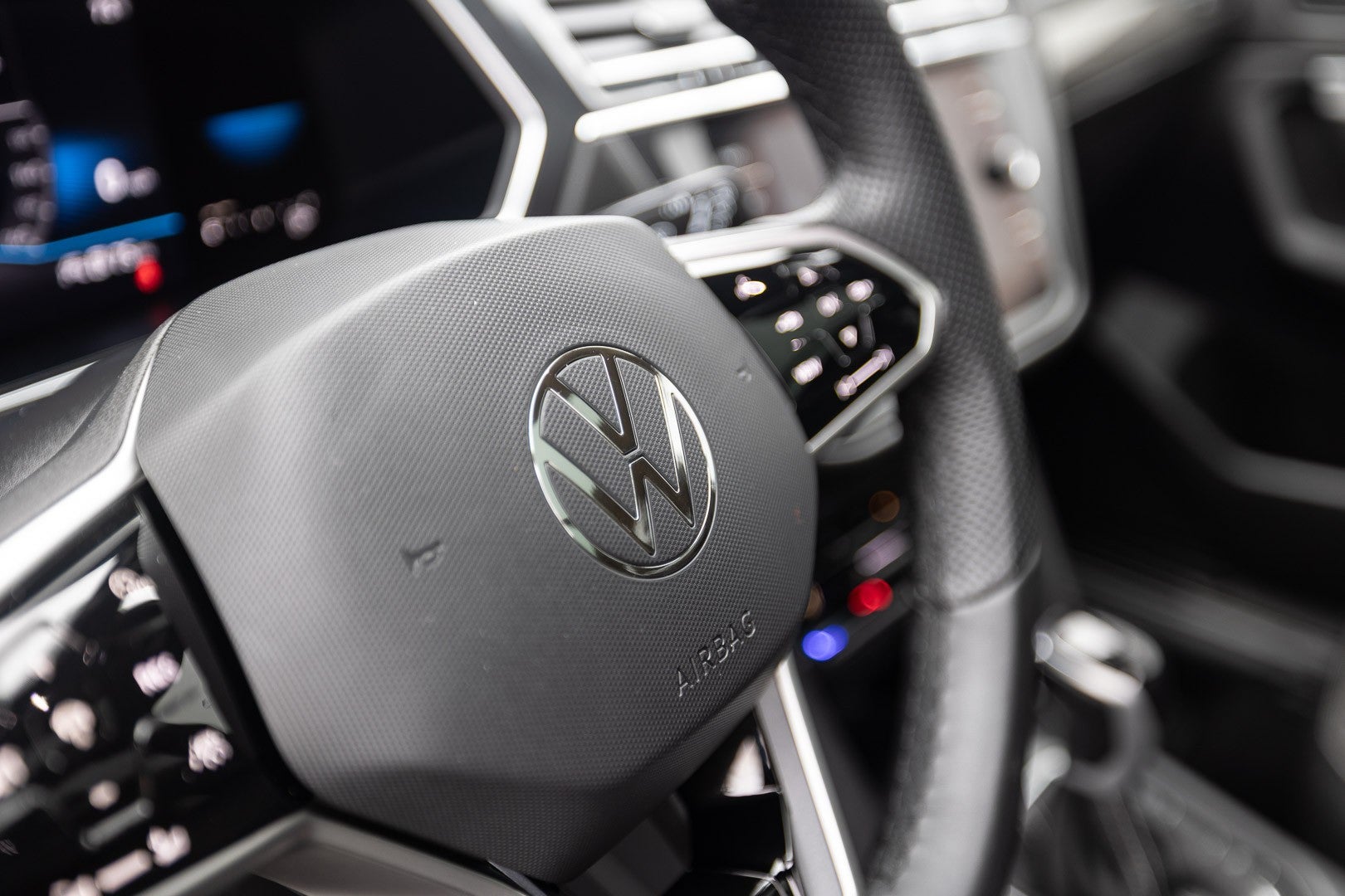 2022 Volkswagen Tiguan SE R-Line Black