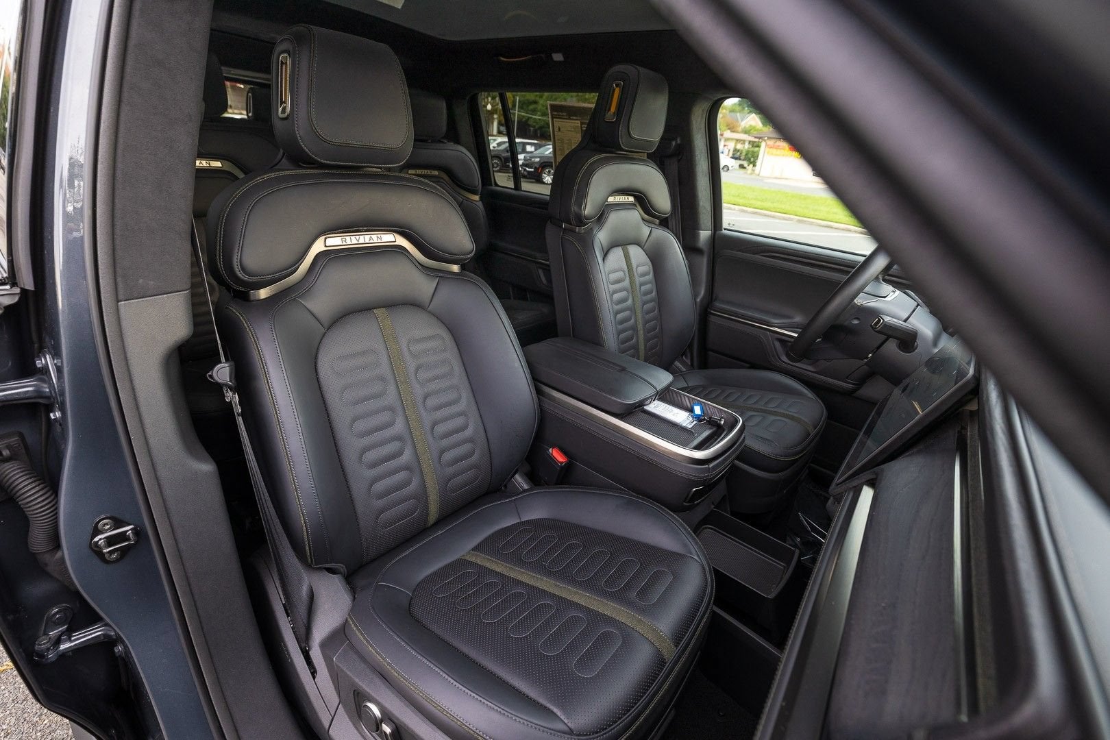 2025 RIVIAN R1S Adventure