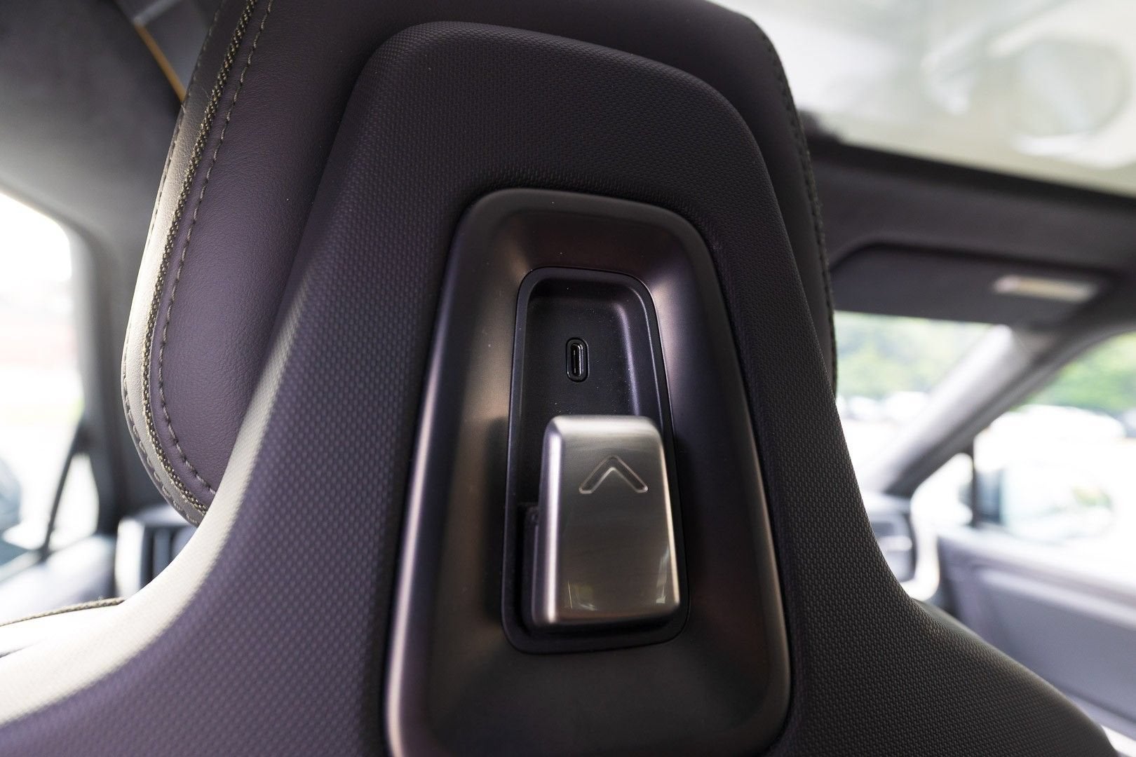 2025 RIVIAN R1S Adventure