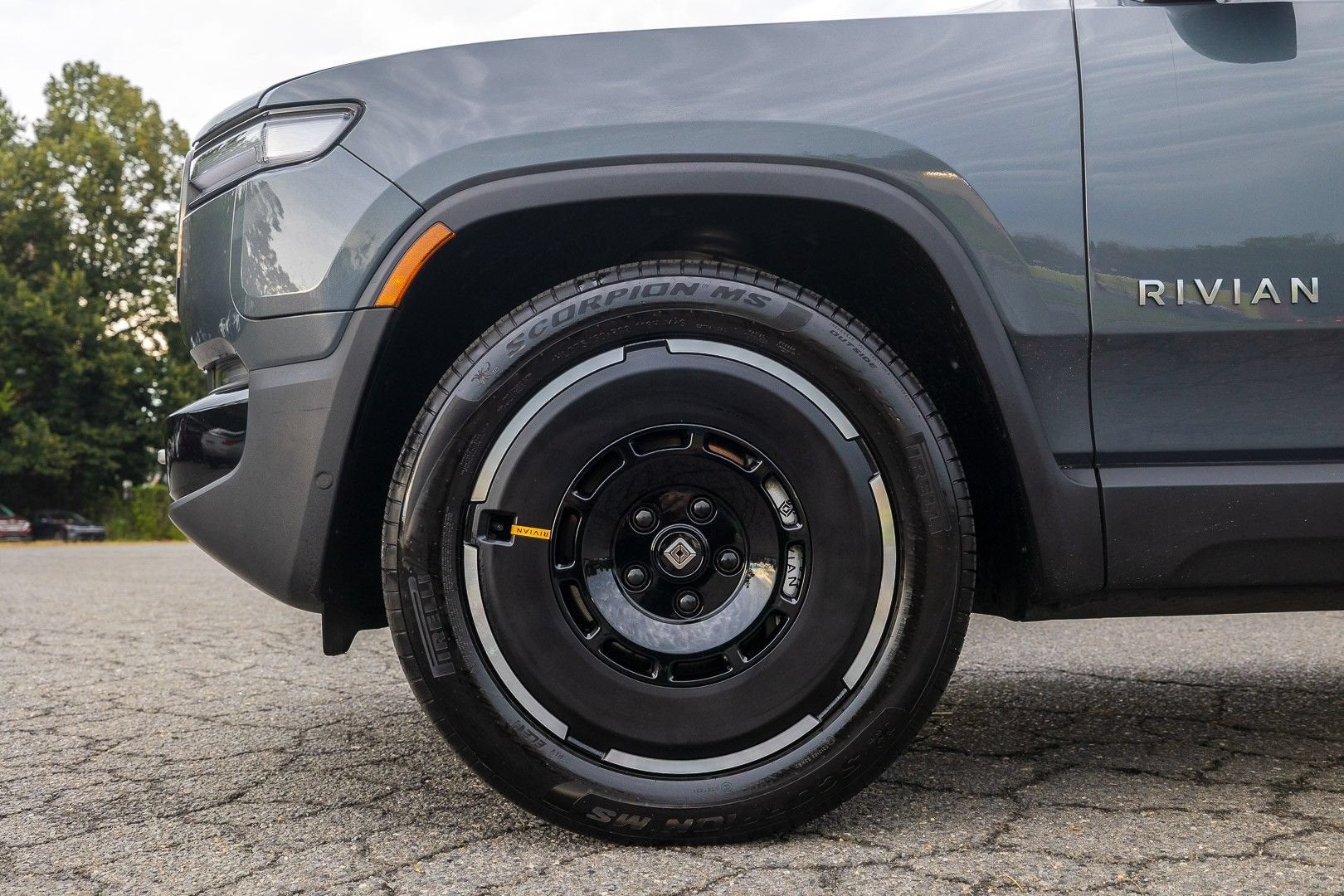 2025 RIVIAN R1S Adventure