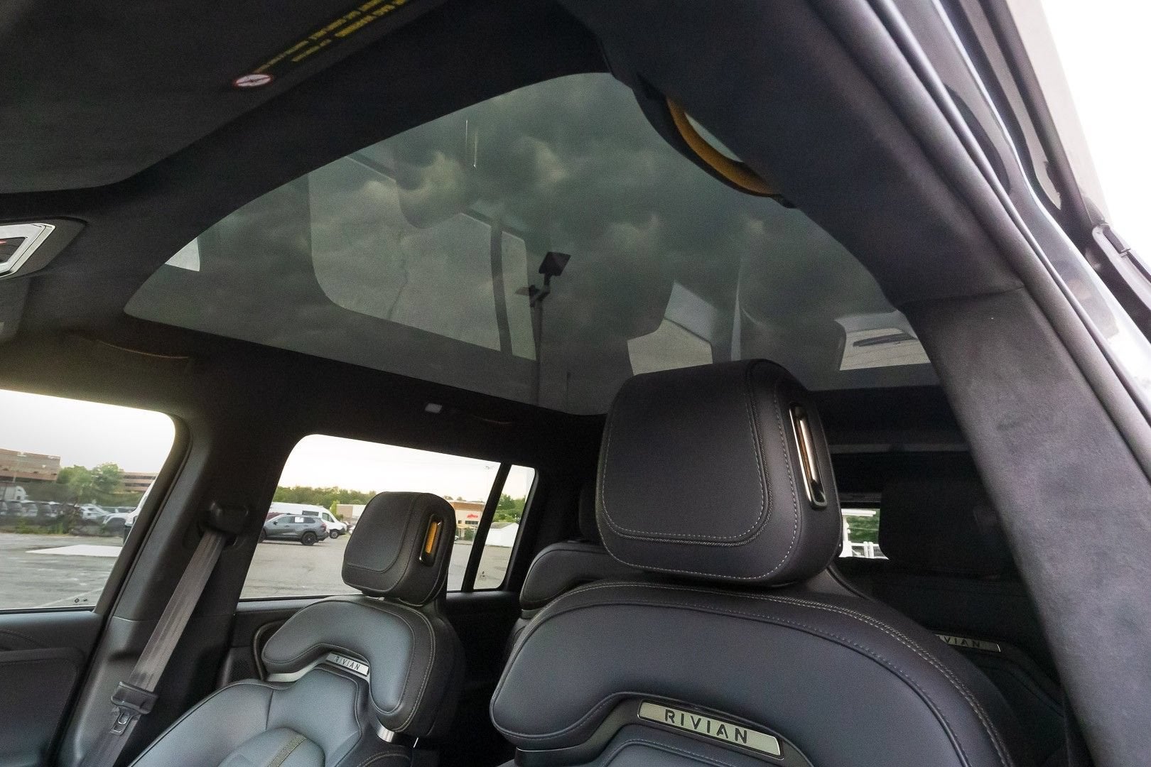 2025 RIVIAN R1S Adventure