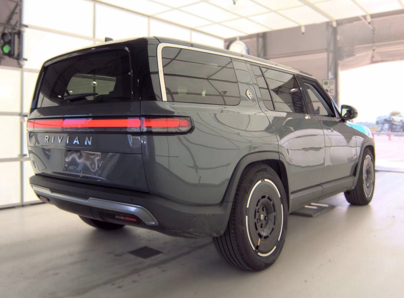 2025 RIVIAN R1S Adventure
