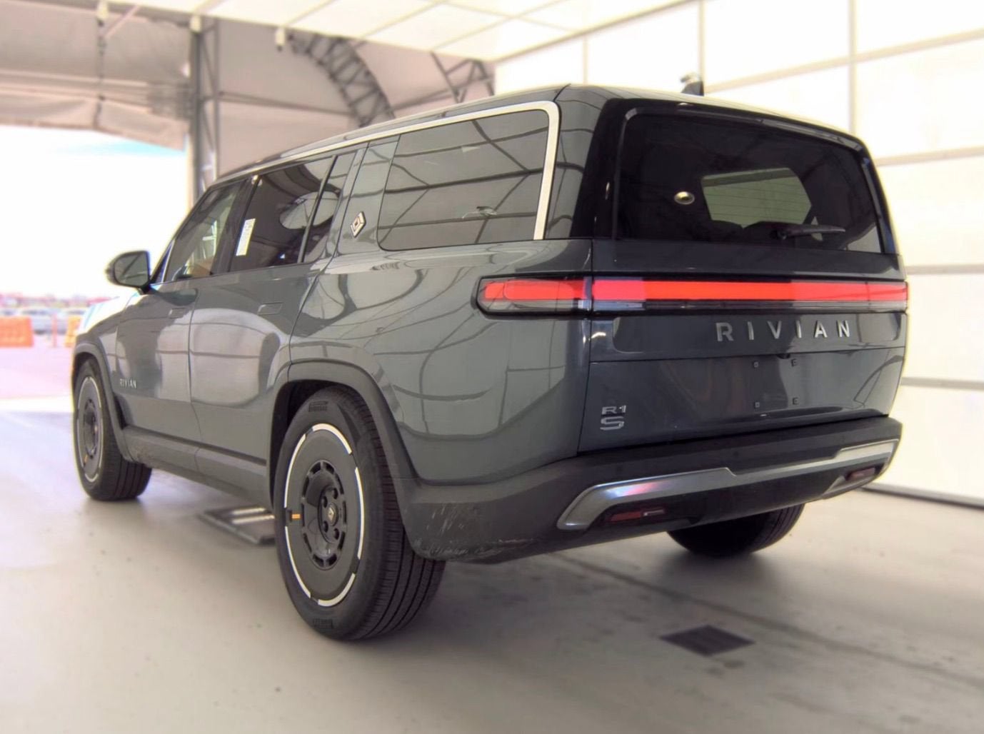 2025 RIVIAN R1S Adventure